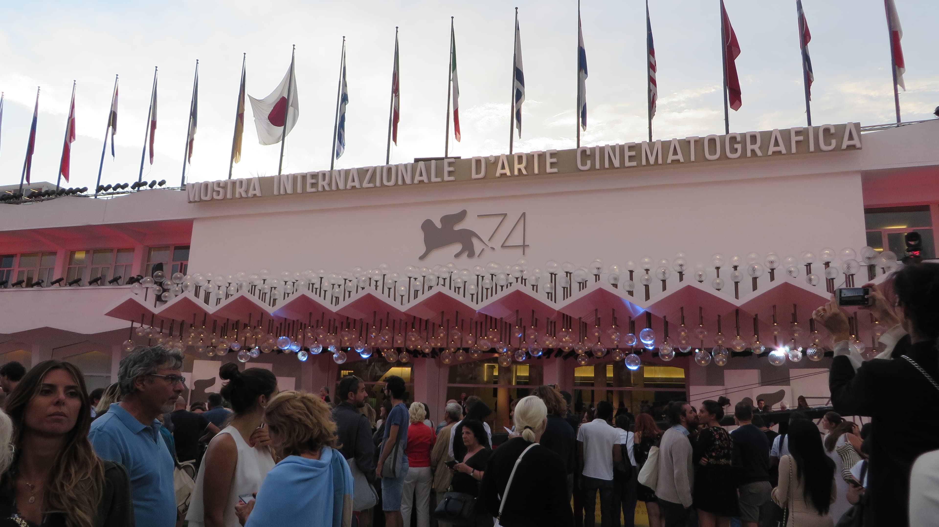 Clădirea și atmosfera Festivalului Internațional de Film de la Veneția, cu publicul în fața sediului festivalului. (Foto: Gianni Torre from Venice, Italy / BY-SA 2.0, Openverse)