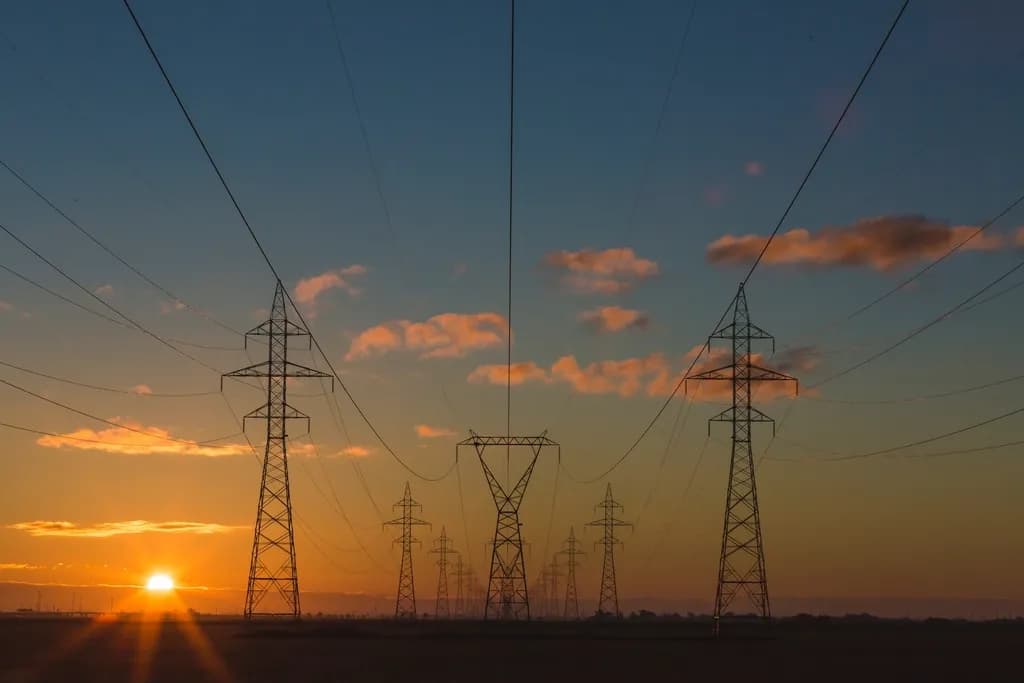 Linii de înaltă tensiune și stâlpi de transport al energiei electrice, fotografiați la apus. (Foto ilustrativă: necunoscut / CC0 1.0, Openverse)