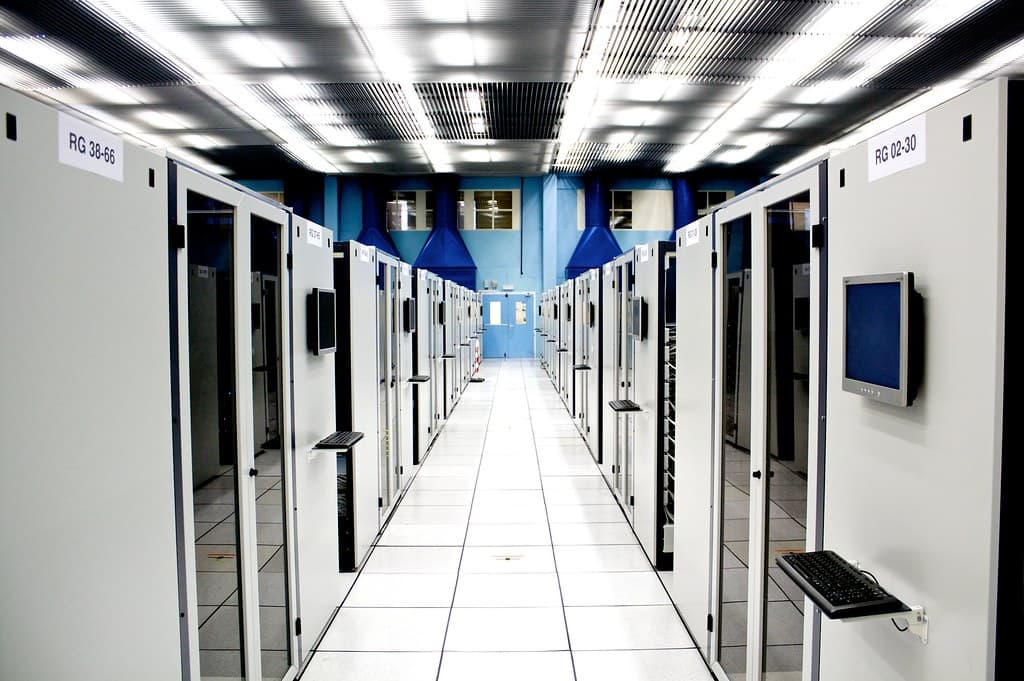 Un coridor într-un centru de date, cu servere și rackuri informatice. (Foto de arhivă: torkildr / BY-SA 2.0, Openverse)