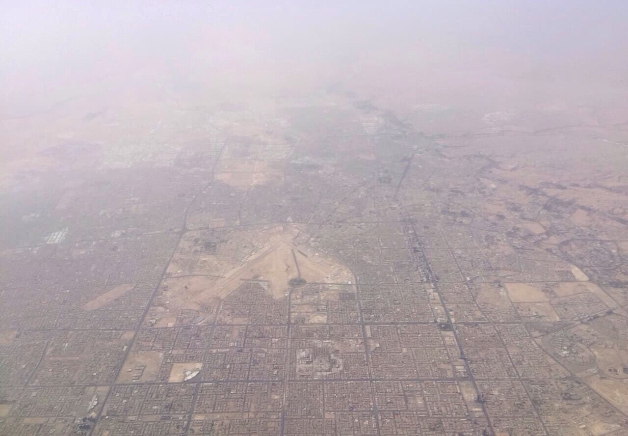 Vedere aeriană asupra orașului Riyadh, întins într-o zonă deșertică. (Foto: Vanquish0 / CC BY-SA 4.0, Wikimedia Commons)