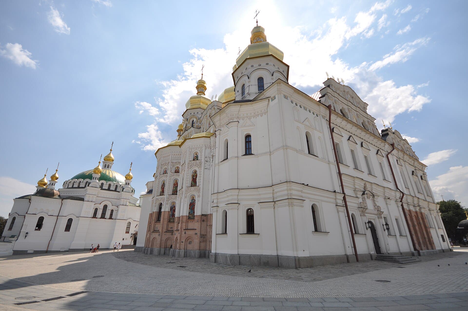 O catedrală ortodoxă cu turle aurite, într-o piață din Kiev. (Foto: Jorge Láscar from Australia / CC BY 2.0, Wikimedia Commons)
