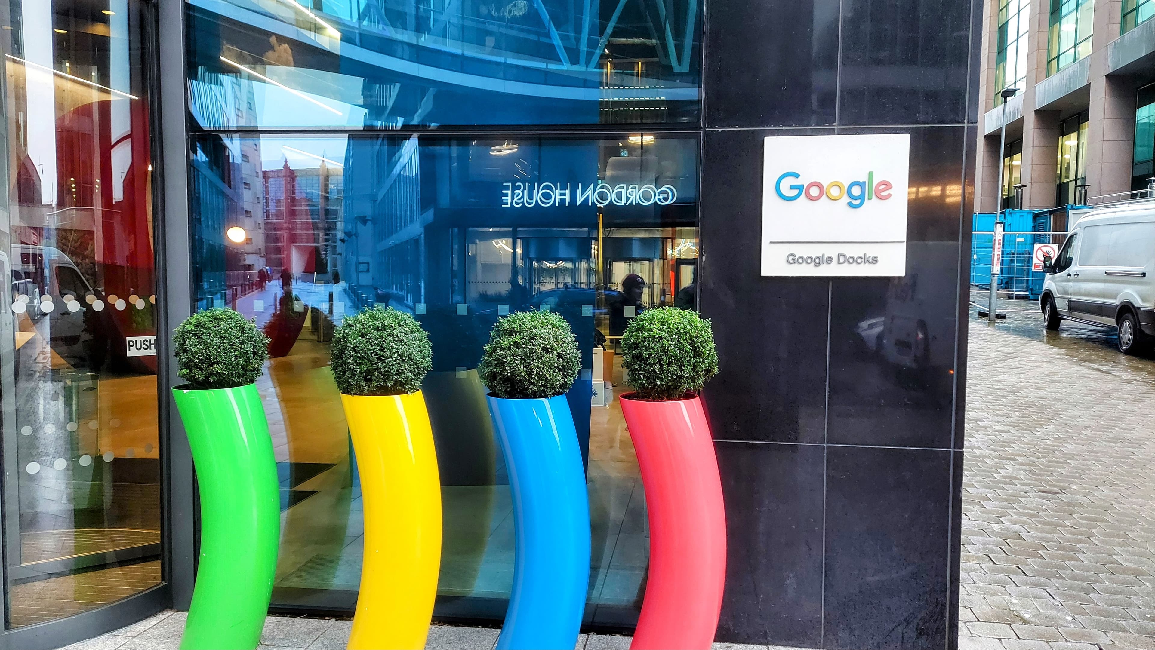 Sediul Google din Dublin, cu sigla Google și elemente decorative colorate la intrare. (Foto: Fabian.aichwald / CC0 1.0, Openverse)