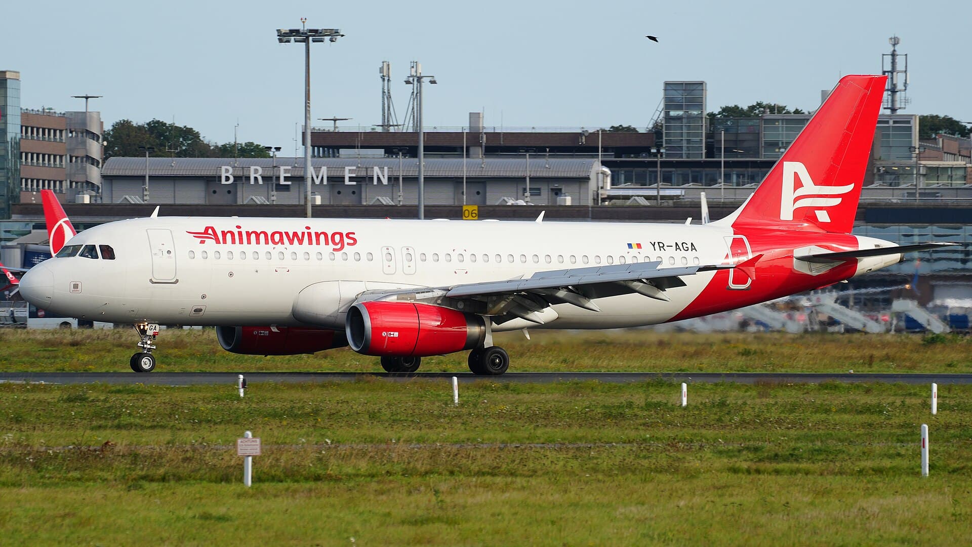Un avion de pasageri al companiei românești Animawings, pe pista unui aeroport. (Foto: MarcelX42 / CC BY-SA 4.0, Wikimedia Commons)