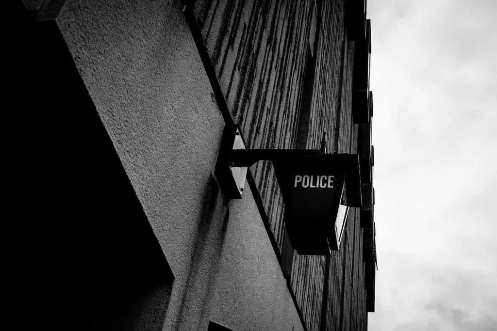 Un indicator pe care scrie „POLICE”, montat pe fațada unei clădiri. (Foto ilustrativă: necunoscut / CC0 1.0, Openverse)