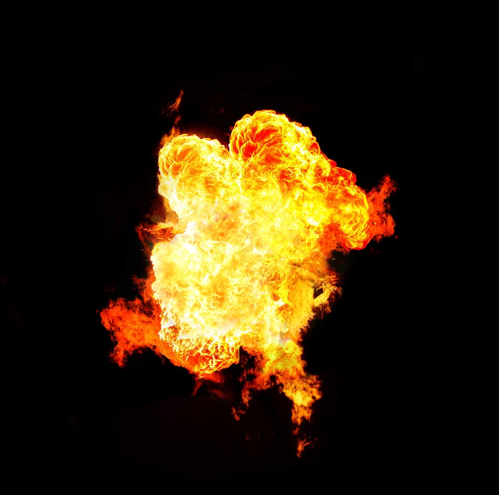 O explozie sau o minge de foc, fotografiată pe fundal negru. (Foto de arhivă: Freidwall / BY 2.0, Openverse)