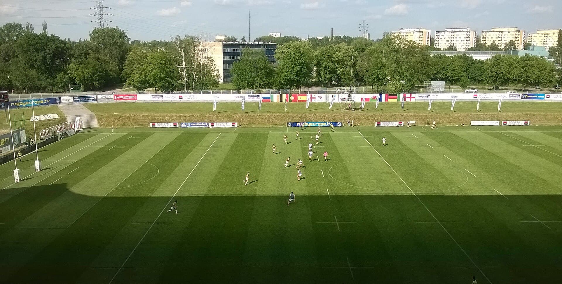Un teren de rugby cu jucători în timpul unui antrenament sau meci. (Foto: Szy123 / CC BY-SA 4.0, Wikimedia Commons)