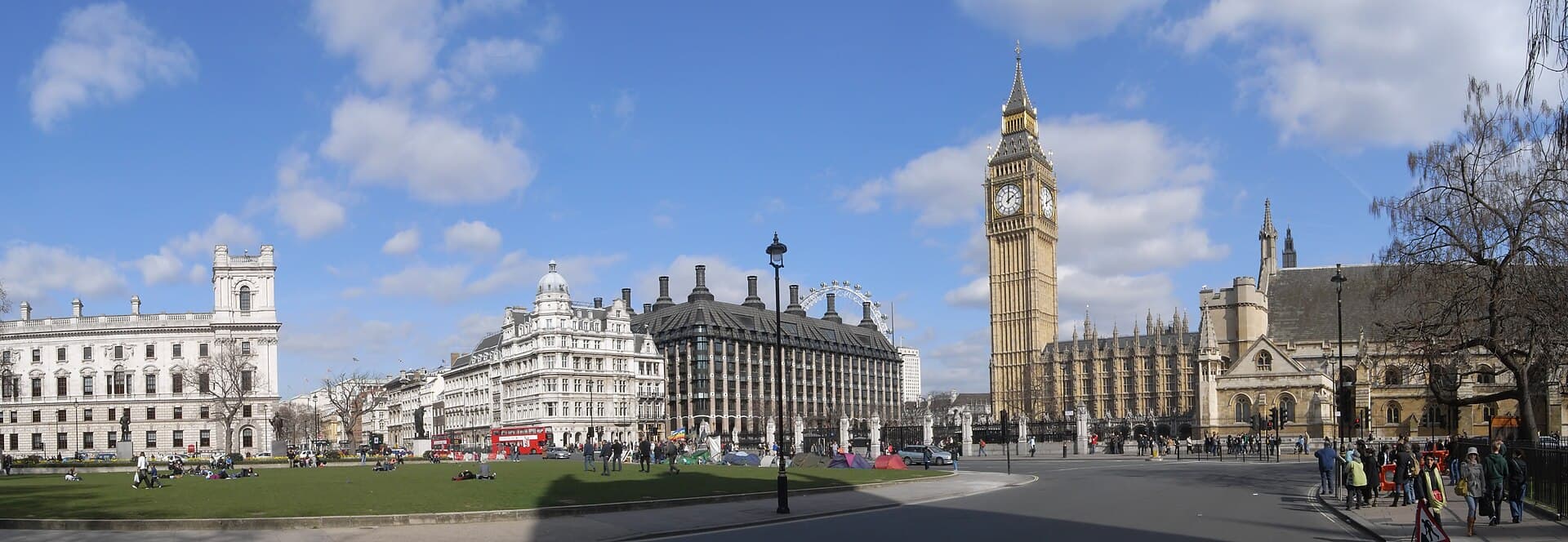 Panoramă cu Palatul Westminster și Big Ben, în Londra, cu clădiri și pietoni în jur. (Foto: Patche99z / CC BY-SA 3.0, Wikimedia Commons)
