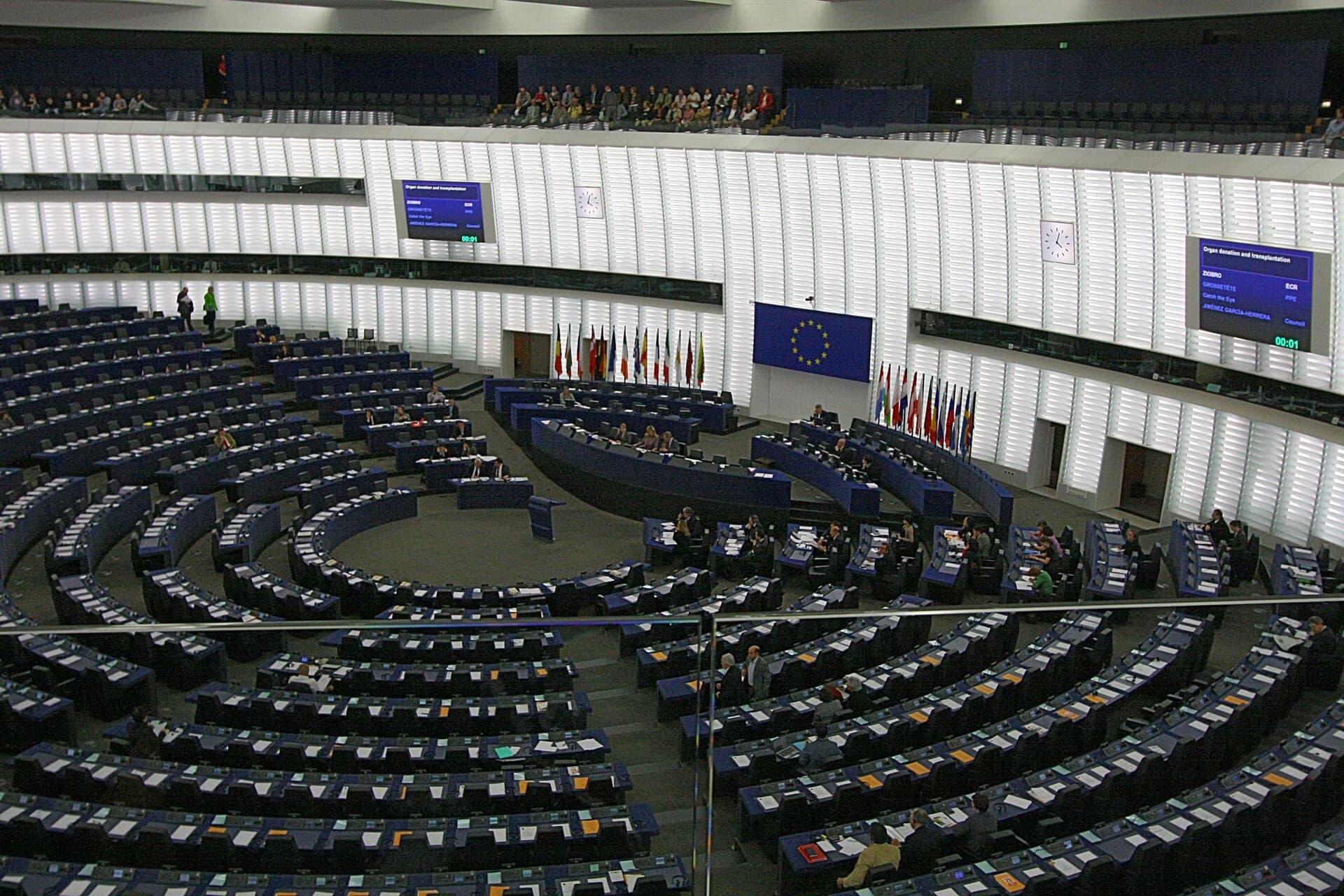 Sala de plen a Parlamentului European, cu hemiciclul și steagurile Uniunii Europene. (Foto: jeffowenphotos / CC BY 2.0, Wikimedia Commons)