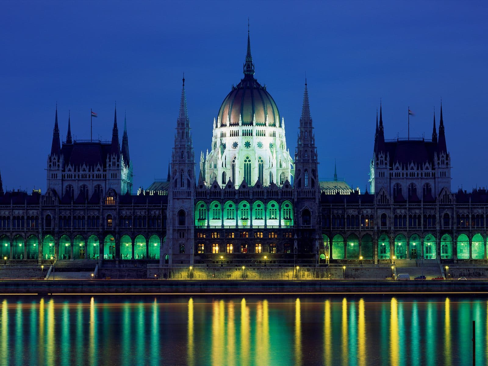 Palatul Parlamentului din Budapesta, iluminat noaptea, reflectat în apele Dunării. (Foto: Ercsaba74 / Public domain, Wikimedia Commons)