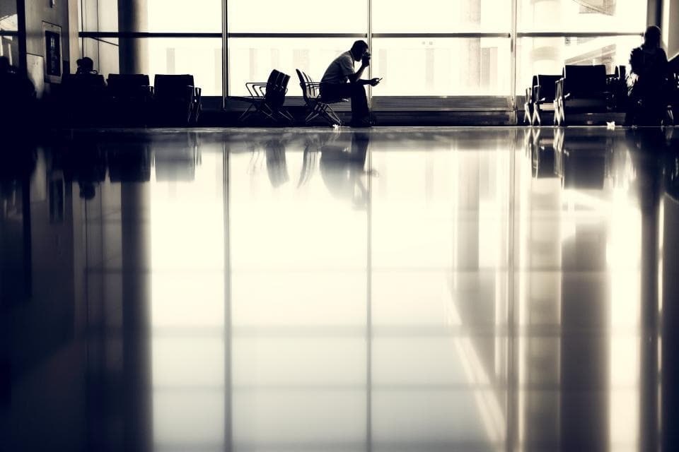 Sală de așteptare a unui aeroport, cu pasageri așezați și ferestre mari. (Foto ilustrativă: Matthew Henry / CC0 1.0, Openverse)