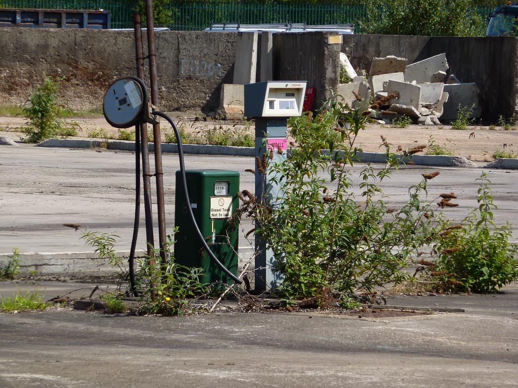 O pompă de carburant veche și abandonată, într-o zonă exterioară degradată. (Foto de arhivă: lydia_shiningbrightly / BY 2.0, Openverse)