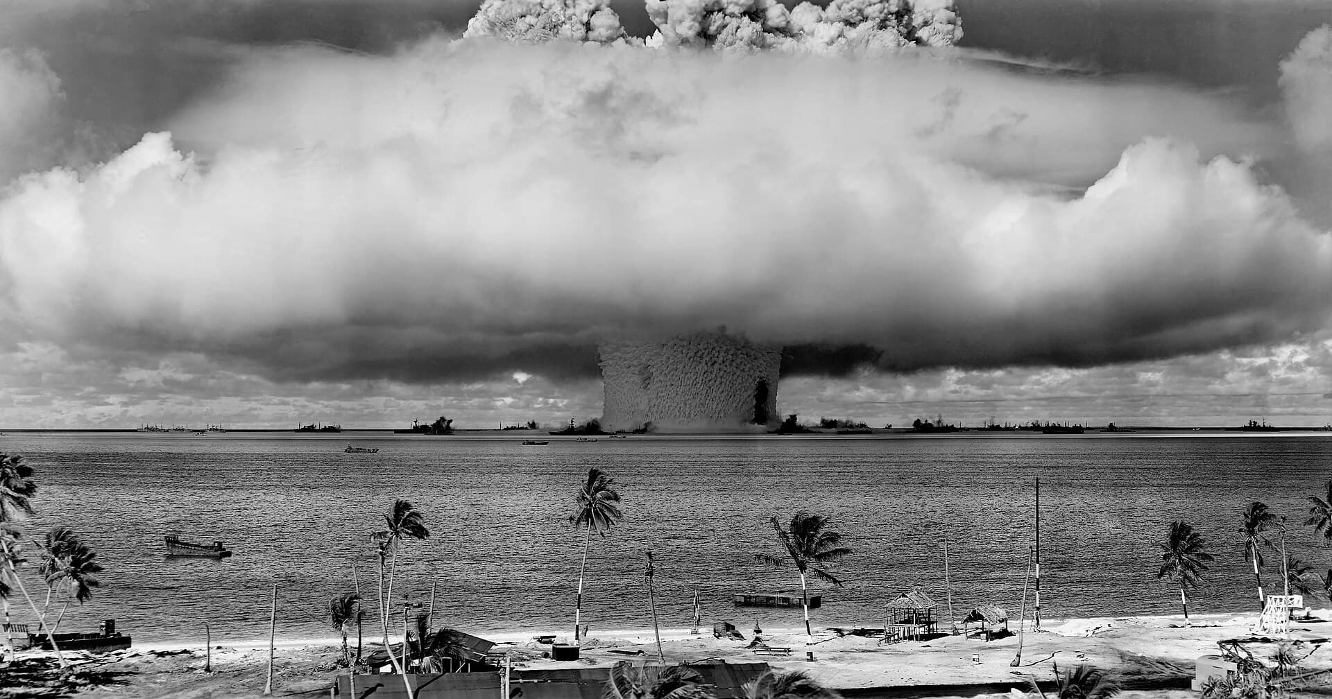 O explozie nucleară care formează un nor în formă de ciupercă deasupra unei zone de coastă. (Foto de arhivă: Original : United States Department of Defense (either the U.S. Army or the U.S. / Public domain, Wikimedia Commons)