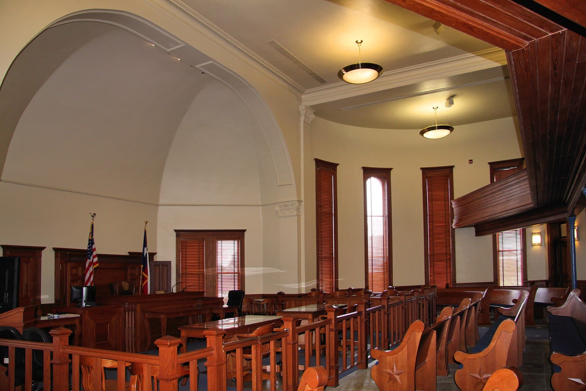 O sală de tribunal cu bănci din lemn, pupitrul judecătorului și steagul Statelor Unite. (Foto de arhivă: Larry D. Moore / CC BY 4.0, Wikimedia Commons)