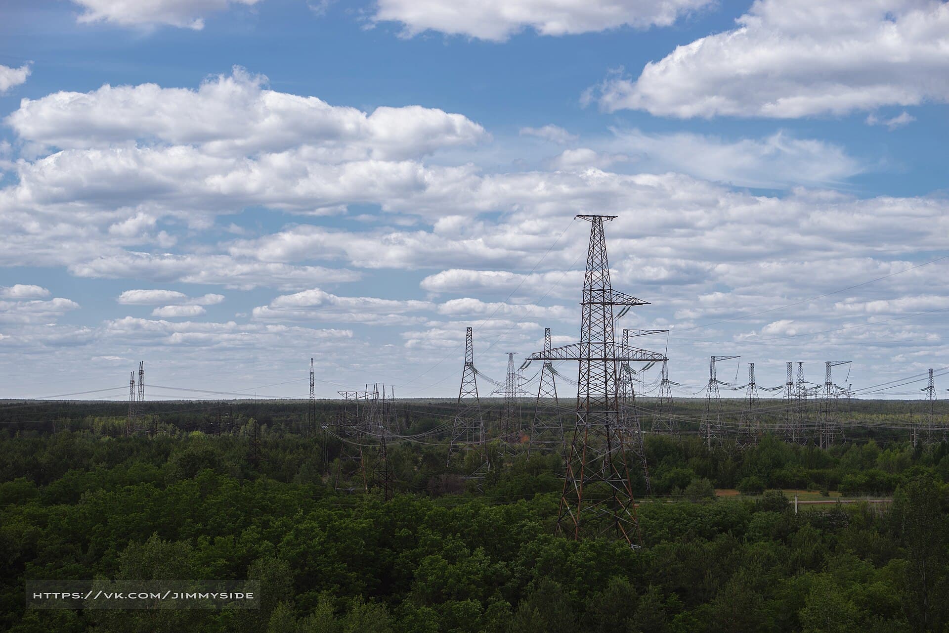 Linii și stâlpi de înaltă tensiune într-o zonă împădurită, reprezentând infrastructura electrică. (Foto: Jimm Side / CC BY-SA 3.0, Wikimedia Commons)
