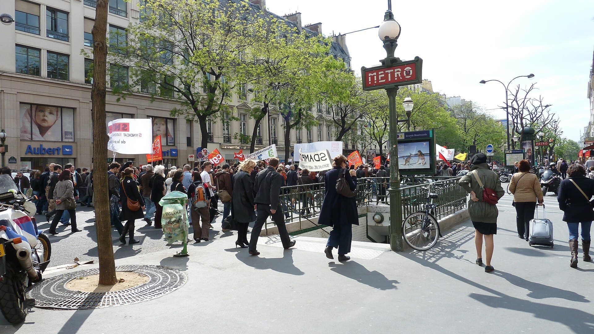 O mulțime de protestatari pe o stradă din Paris, lângă intrarea la metrou. (Foto: mertxe iturrioz / CC BY-SA 2.0, Wikimedia Commons)