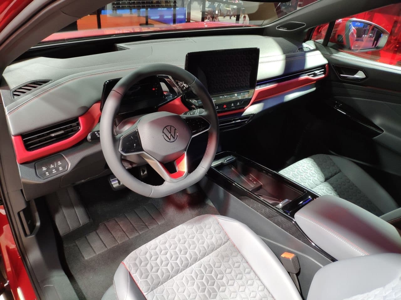 Interiorul unei mașini Volkswagen, cu volanul și sigla Volkswagen vizibile, într-un spațiu de prezentare auto. (Foto: Martininhe / CC BY-SA 4.0, Wikimedia Commons)