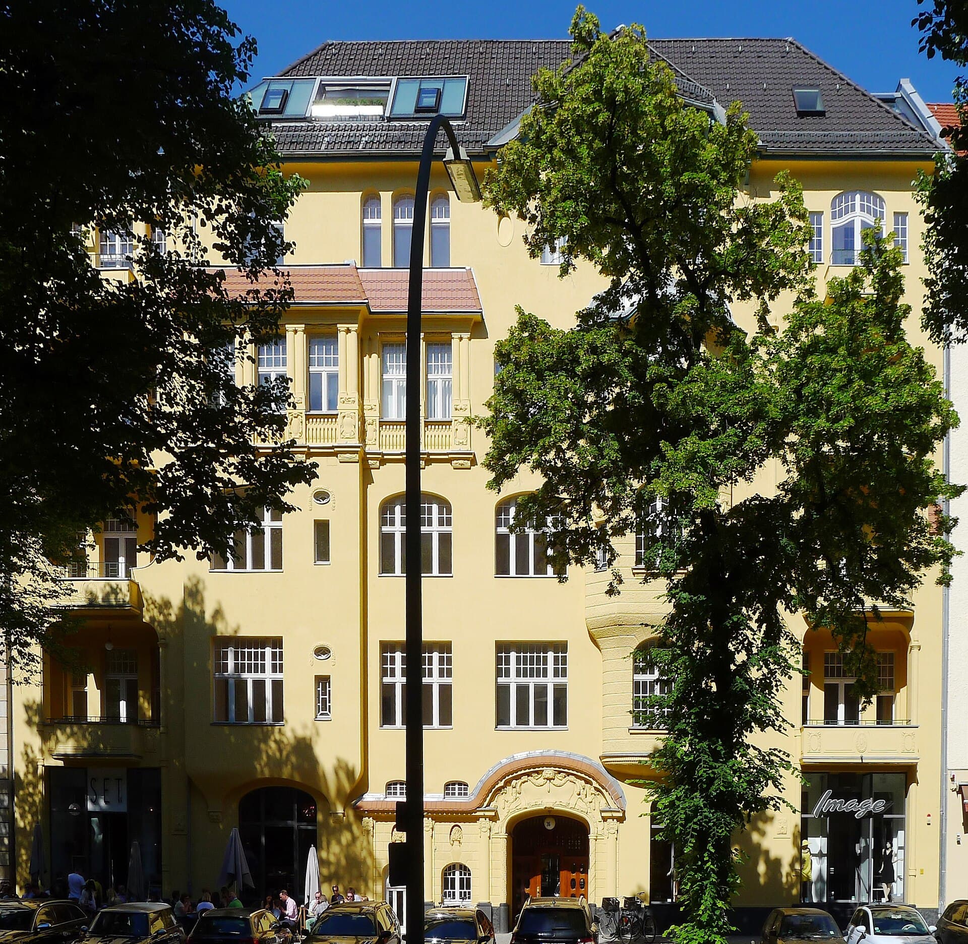 O clădire rezidențială cu mai multe apartamente, situată pe o stradă urbană, probabil în Berlin. (Foto: Bodo Kubrak / CC0, Wikimedia Commons)
