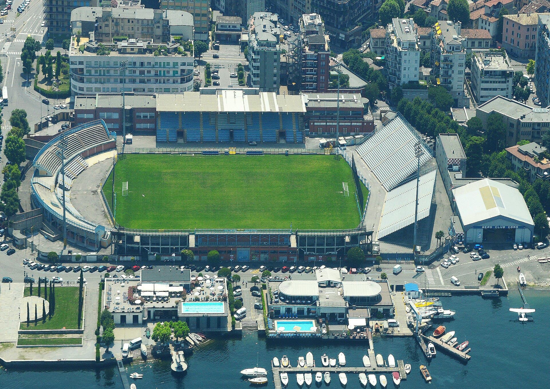Vedere aeriană a stadionului din Como, lângă lac și zona portului. (Foto: Boban475 / CC BY-SA 4.0, Wikimedia Commons)