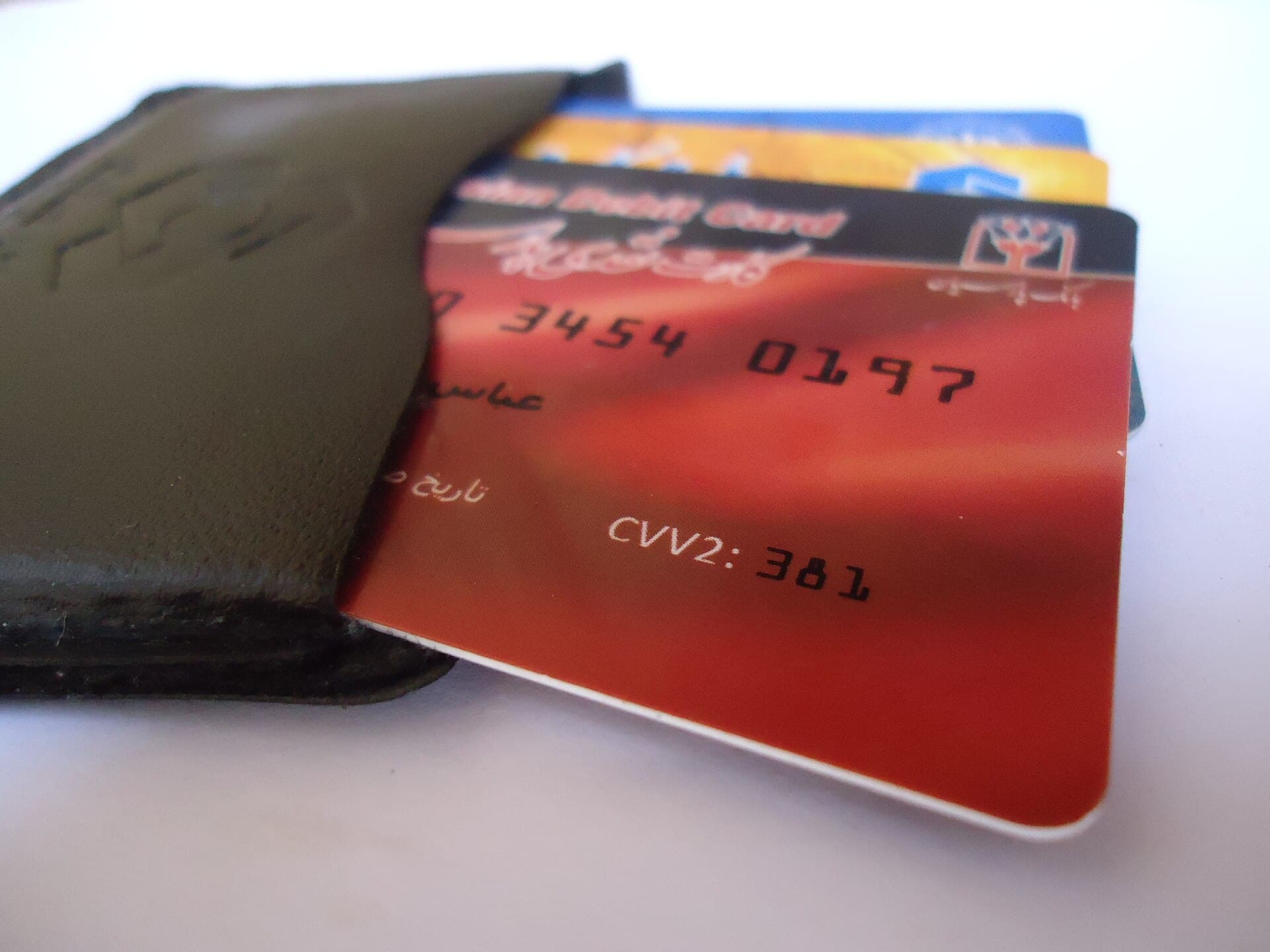 Un portofel cu mai multe carduri bancare, inclusiv un card roșu în prim-plan (Foto de arhivă: Elph / CC BY-SA 3.0, Wikimedia Commons)