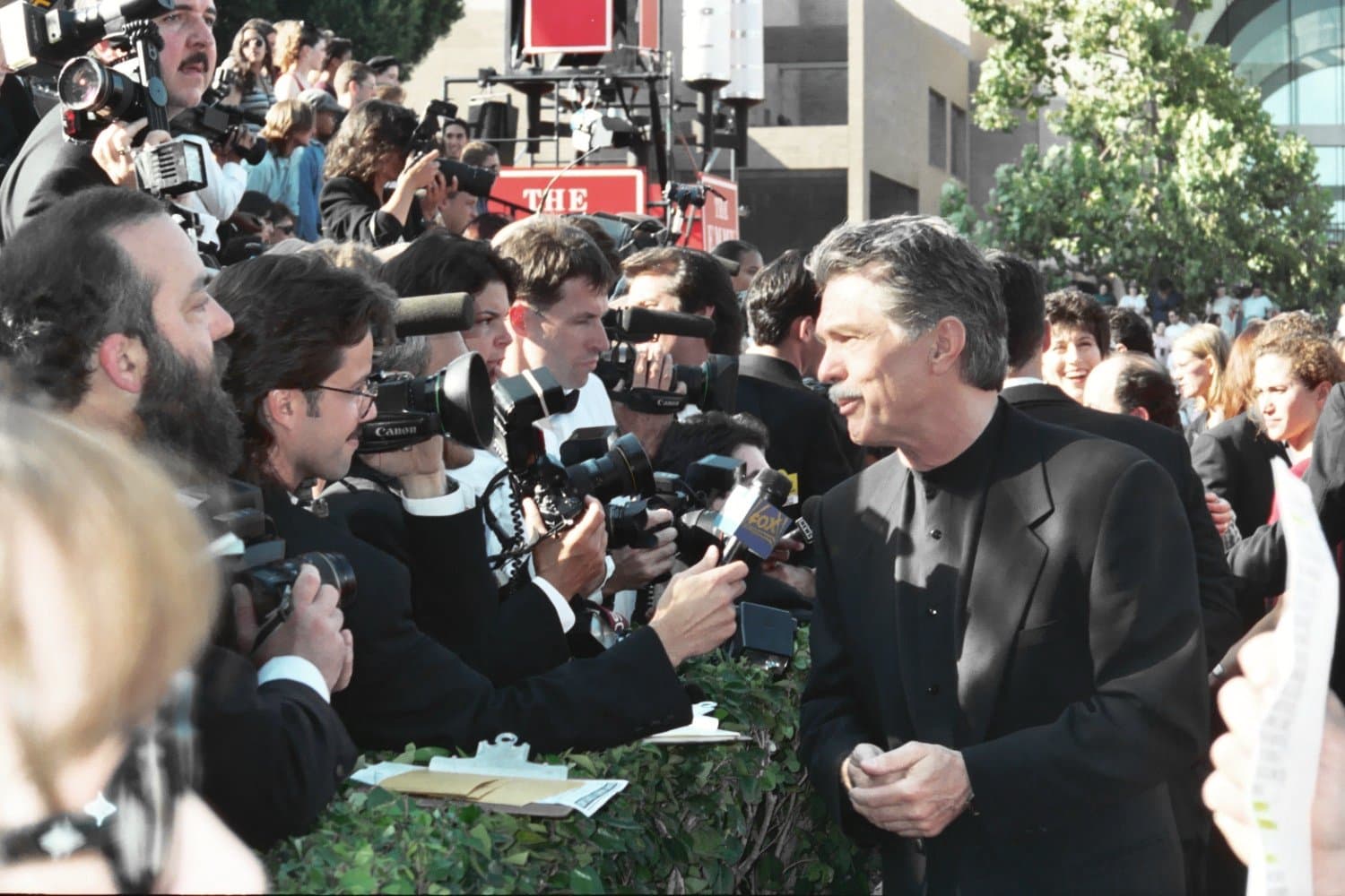 Tom Skerritt, fotografiat la un eveniment public în timp ce vorbește cu jurnaliștii. (Foto: Alan Light / CC BY 2.0, Wikimedia Commons)