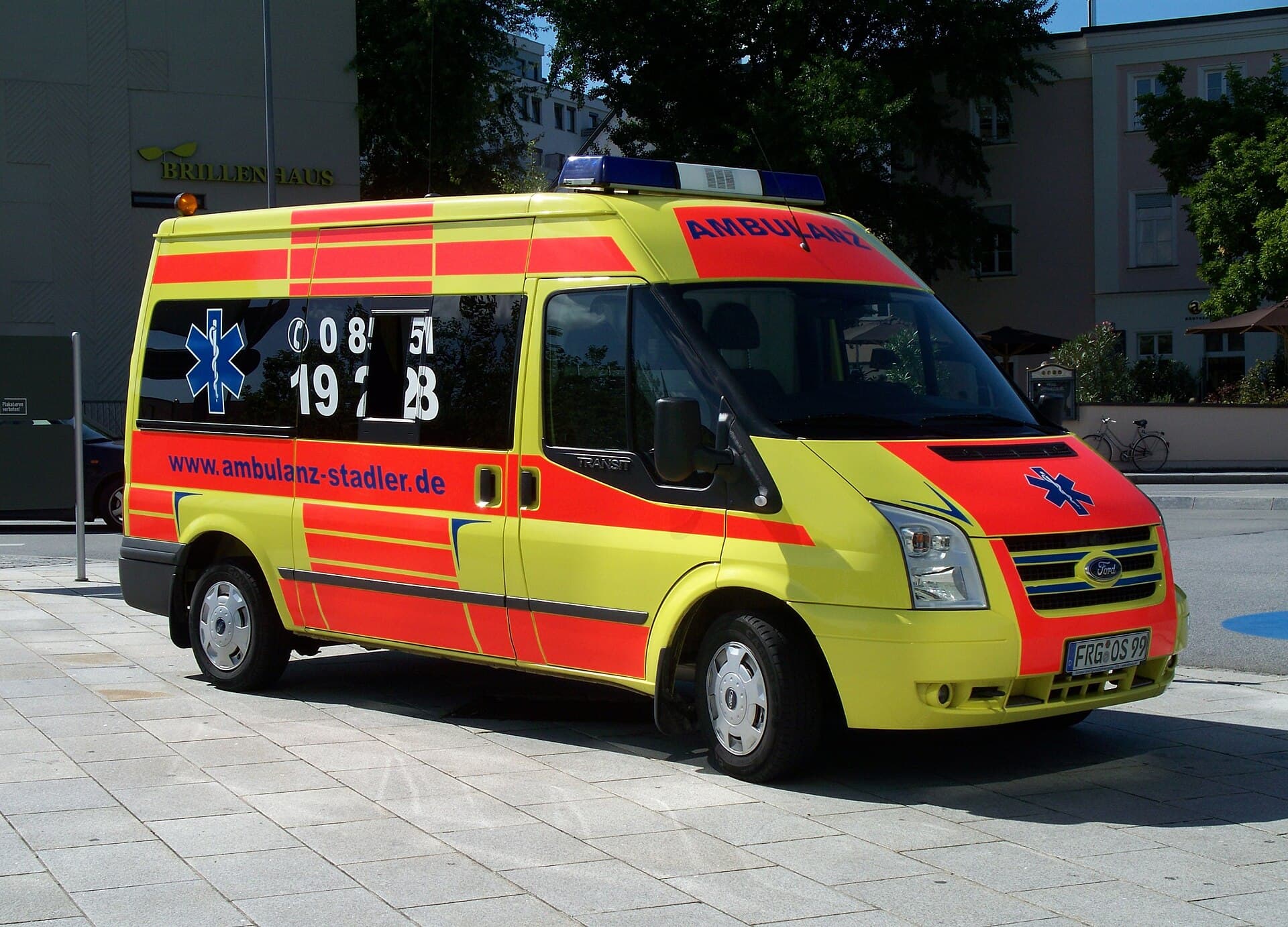 O ambulanță parcată, inscripționată pentru servicii de urgență. (Foto de arhivă: High Contrast / CC BY 3.0 de, Wikimedia Commons)