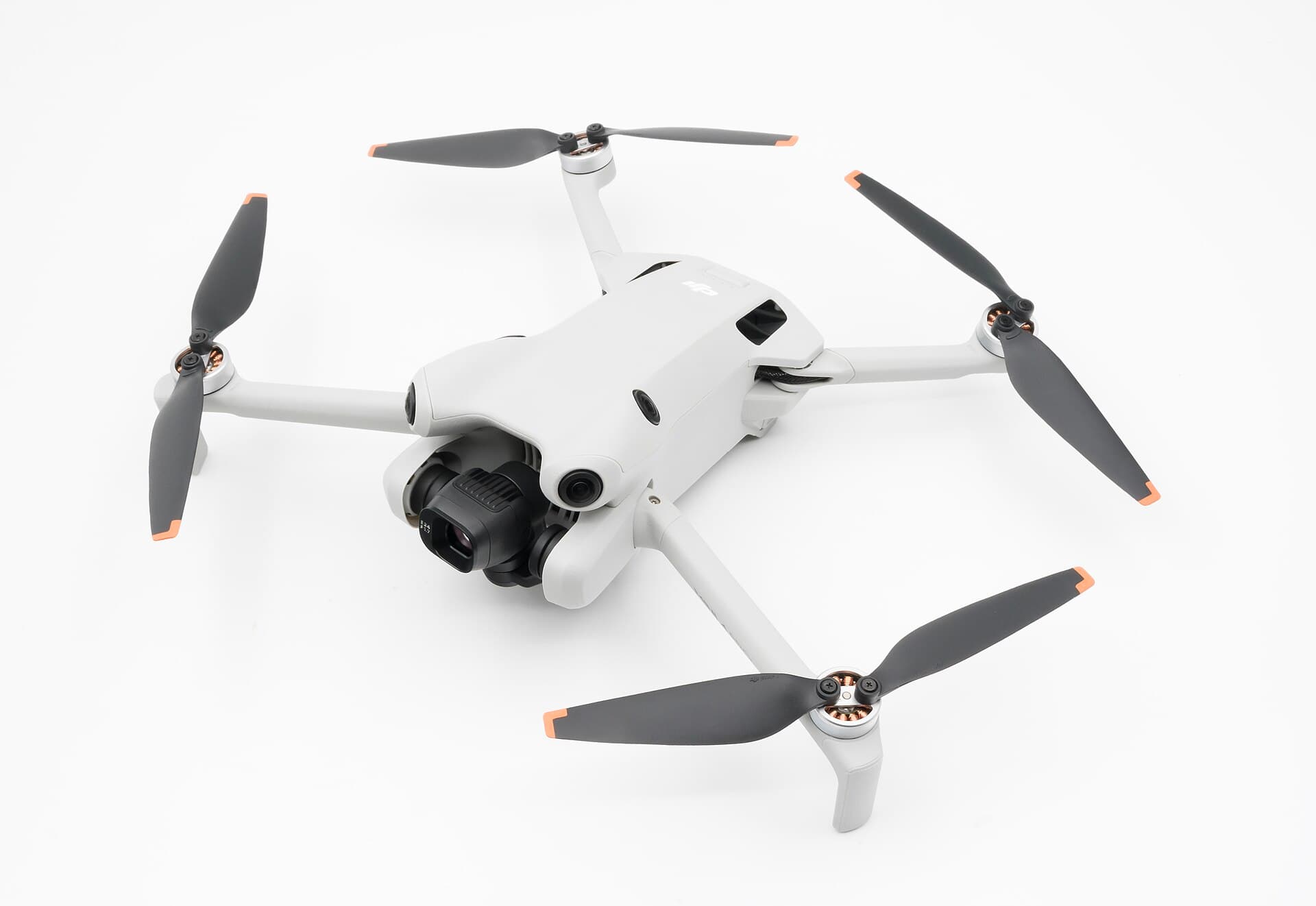 O dronă quadcopter albă, cu cameră video montată în partea frontală. (Foto de arhivă: Jacek Halicki / CC BY-SA 4.0, Wikimedia Commons)