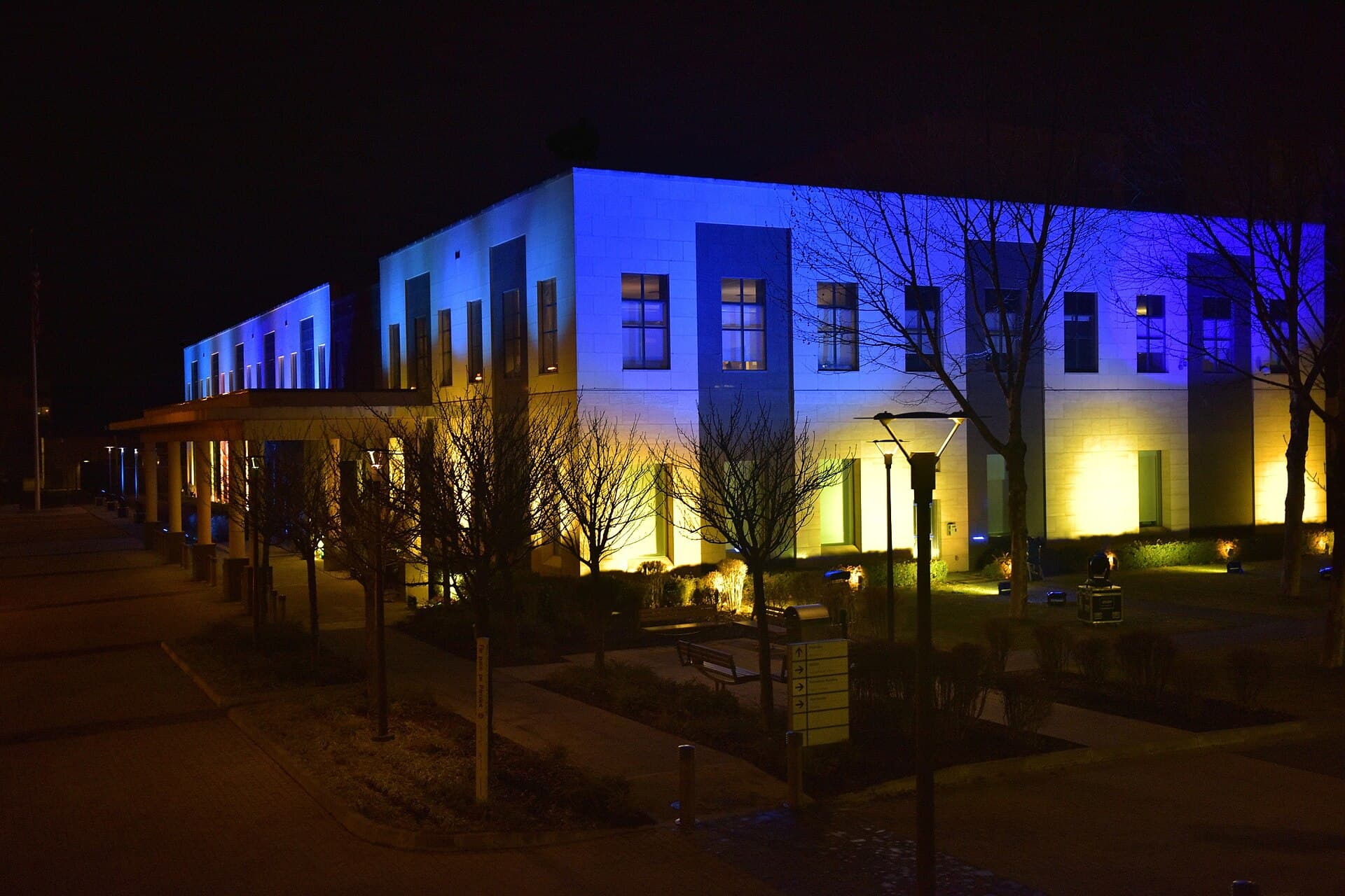 O clădire a Ambasadei SUA iluminată în albastru, fotografiată noaptea. (Foto: U.S. Embassy in Bucharest / Public domain, Wikimedia Commons)