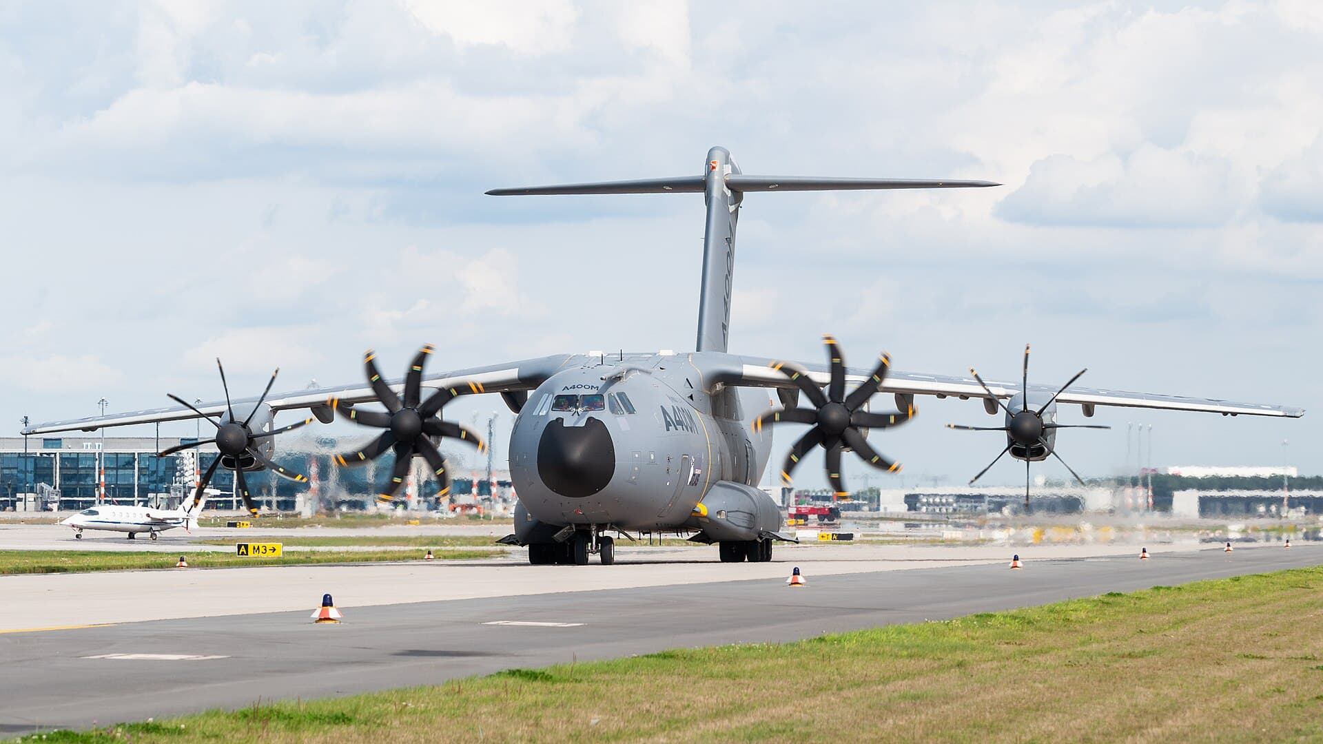 Un avion militar de transport Airbus A400M, fotografiat pe o pistă de aeroport. (Foto: Julian Herzog ( Website ) / CC BY 4.0, Wikimedia Commons)