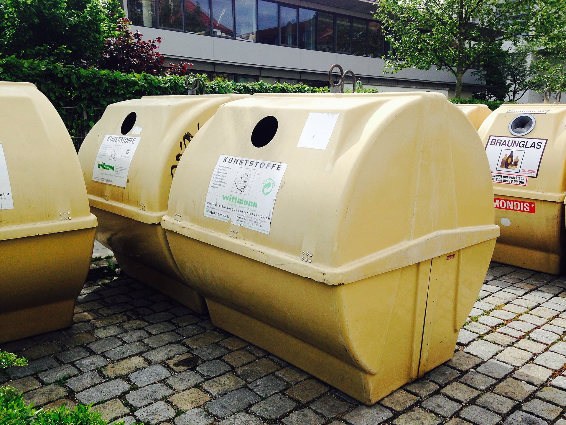 Containere galbene pentru colectarea separată a deșeurilor, inclusiv plastic și ambalaje, într-o zonă urbană. (Foto de arhivă: saerdnaer / CC BY 4.0, Wikimedia Commons)