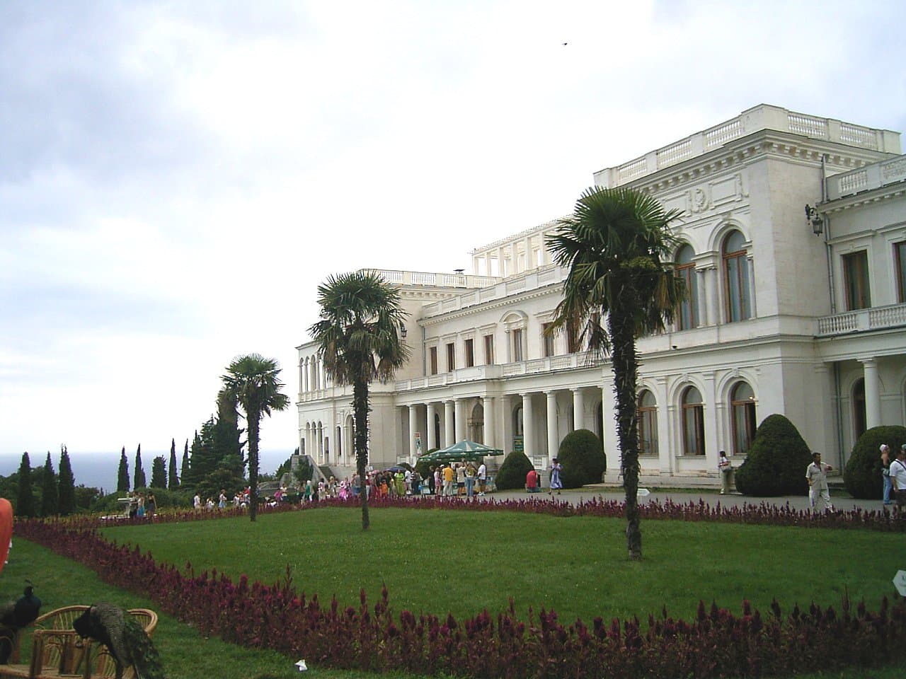 Palatul Livadia din Ialta, o clădire istorică înconjurată de grădini. (Foto: necunoscut / CC BY-SA 3.0, Wikimedia Commons)