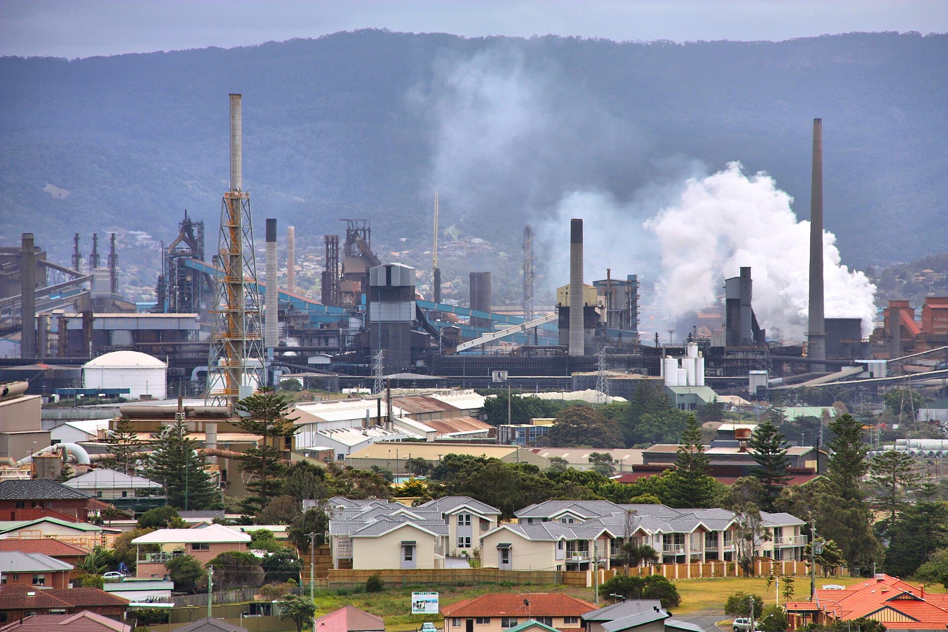 Un combinat industrial cu furnale și coșuri de fum, aflat lângă o zonă de locuințe. (Foto de arhivă: Marek Ślusarczyk ( Tupungato ) Photo gallery / CC BY 3.0, Wikimedia Commons)