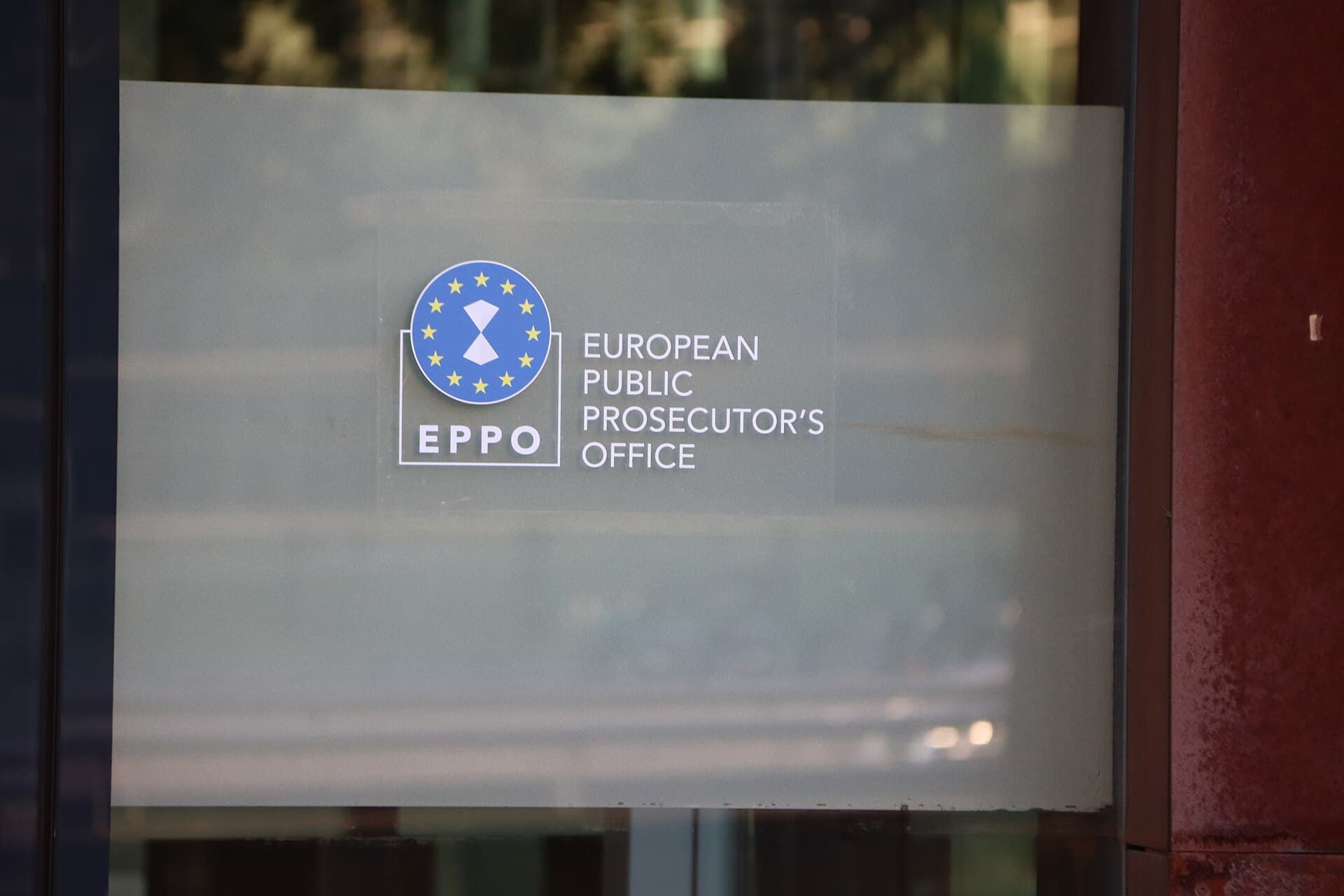 Panoul cu sigla și denumirea Parchetului Public European (EPPO) la intrarea unei clădiri. (Foto: FrDr / CC BY-SA 4.0, Wikimedia Commons)