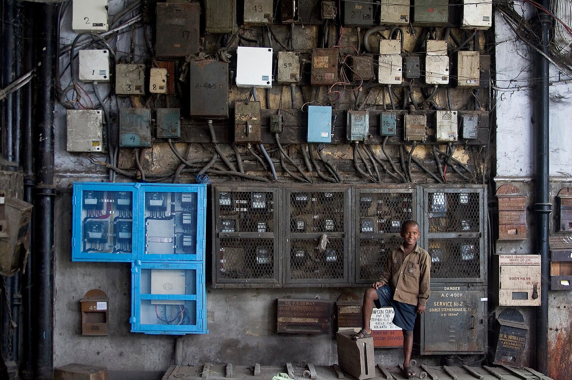 Un panou cu contoare și instalații electrice, cu o persoană în fața acestuia. (Foto de arhivă: Jorge Royan / CC BY-SA 3.0, Wikimedia Commons)