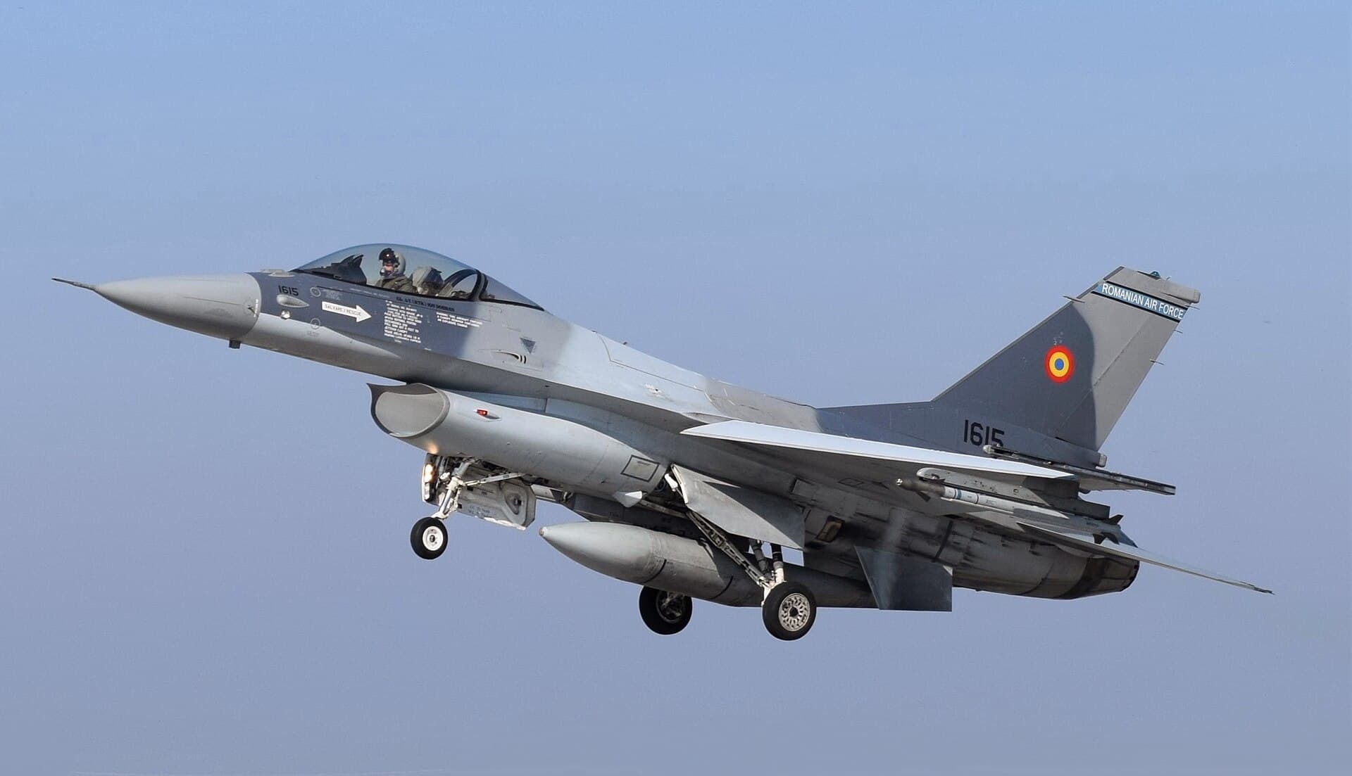 Un avion F-16 al Forțelor Aeriene Române aterizează la Baza 86 Aeriană Borcea (Foto de arhivă: Capt. Andrew Layton / Public domain, Wikimedia Commons)