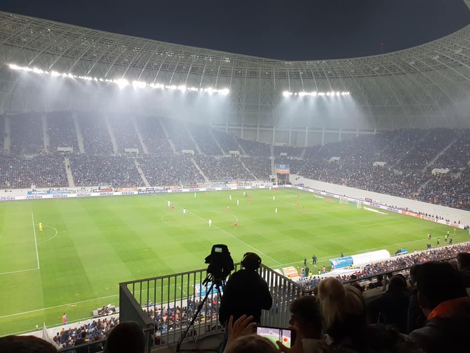 Fotografie de arhivă cu stadionul Universității Craiova, la un meci european disputat pe teren propriu. (Foto: Luceafarul lumii esti tu / BY-SA 4.0, Openverse)