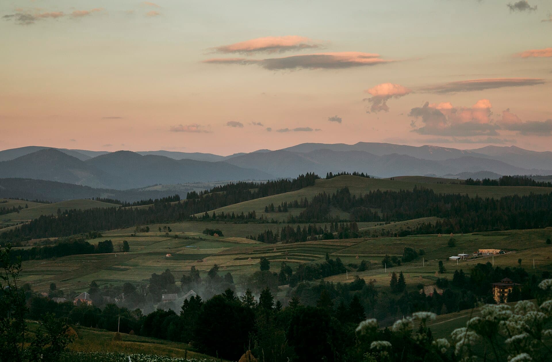 Nori de furtună deasupra Munților Carpați. (Foto: Anastasia Petrova anastasia_p / CC0, Wikimedia Commons)