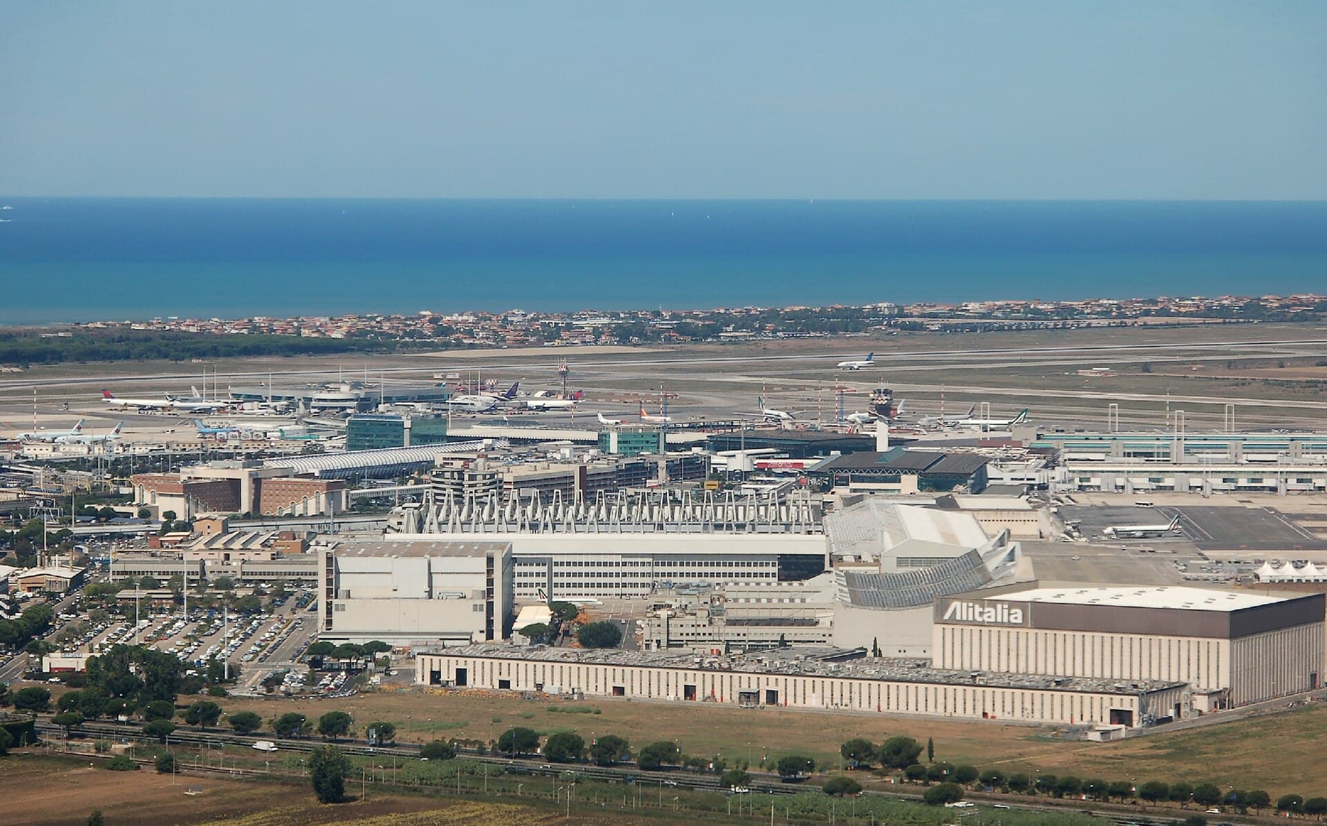 Pasageri așteptând la controlul de frontieră pe aeroportul Fiumicino din Roma. (Foto: © Ra Boe / Wikipedia Create the proper attribution for your usage by clicking on / CC BY-SA 3.0 de, Wikimedia Commons)
