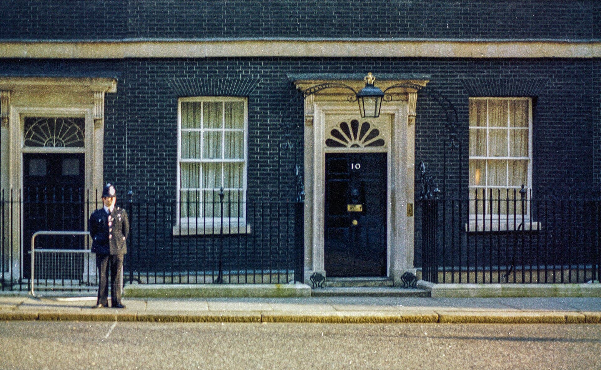 Fațada clădirii 10 Downing Street din Londra, sediul premierului britanic. (Foto: Peter McDermott / CC BY-SA 2.0, Wikimedia Commons)