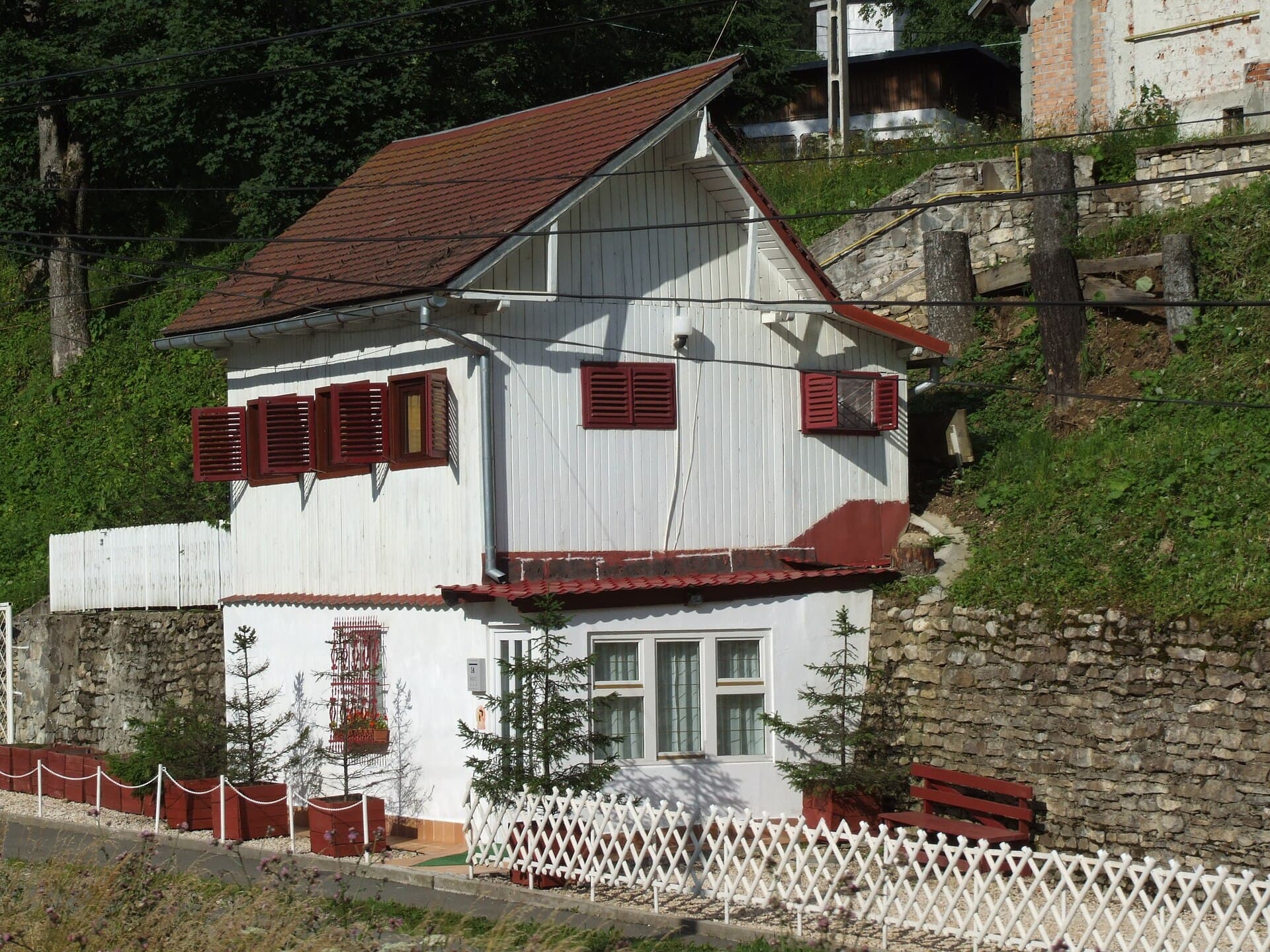 Un curs de apă mărit după ploi abundente, în zona râului Prahova. (Foto: Pudelek (Marcin Szala) / CC BY-SA 3.0, Wikimedia Commons)