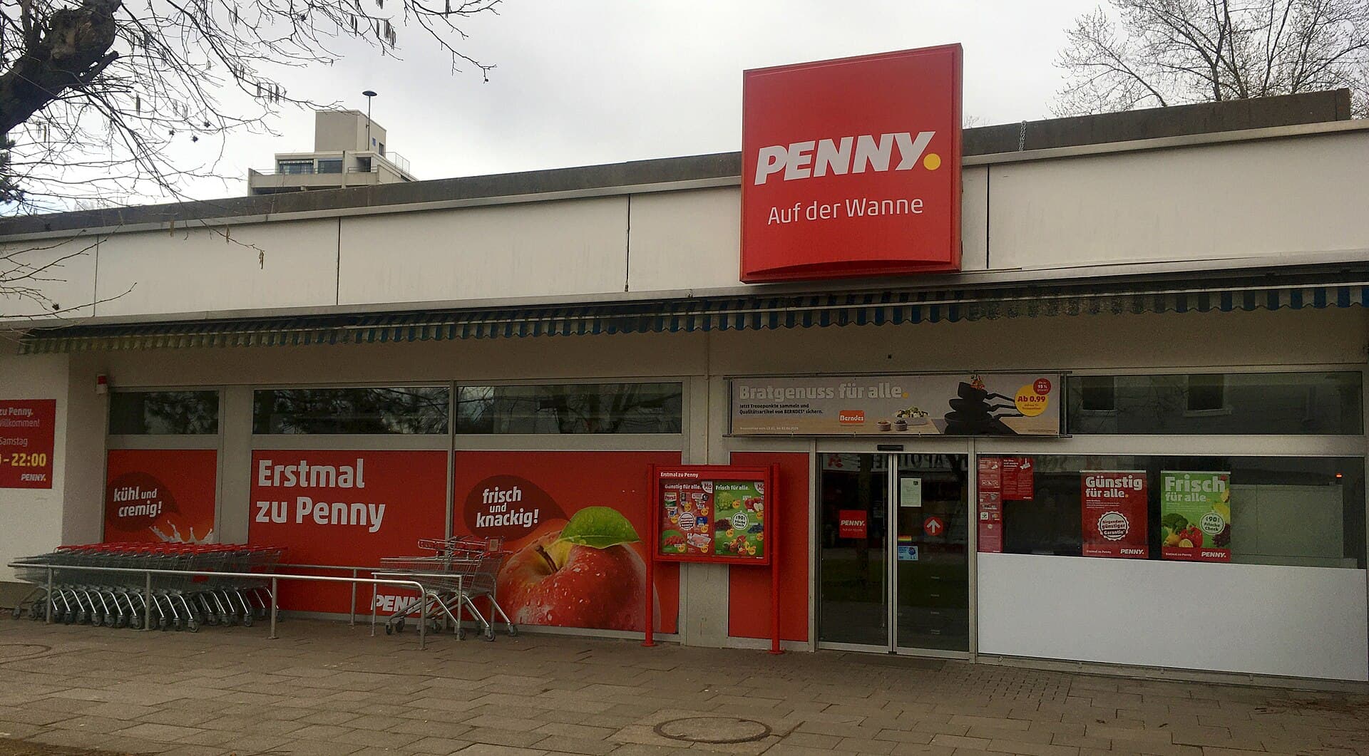 Rafturi cu produse într-un supermarket Penny. (Foto: Qwave / CC BY-SA 4.0, Wikimedia Commons)