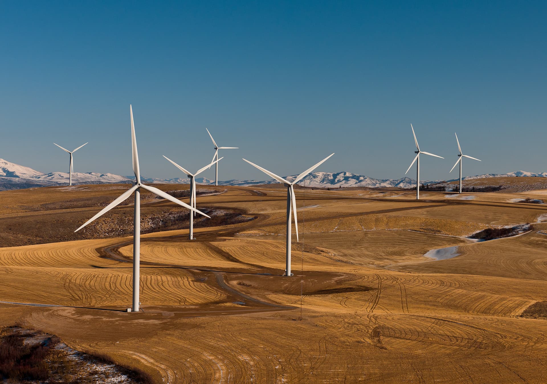 Un parc eolian cu mai multe turbine eoliene, amplasat într-un peisaj rural montan. (Foto de arhivă: ENERGY.GOV / Public domain, Wikimedia Commons)