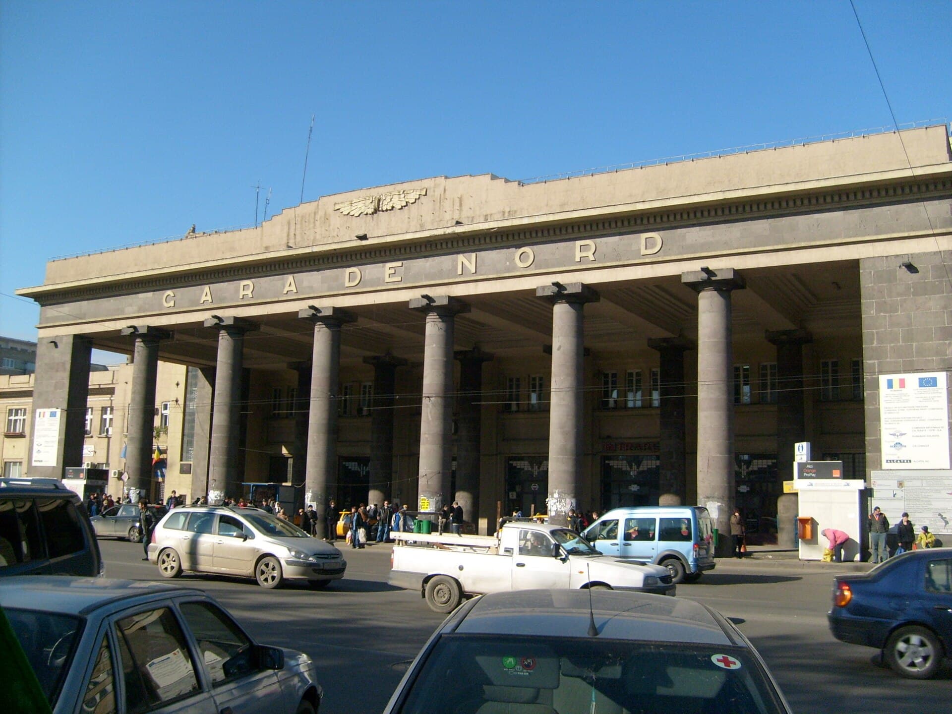 Fațada gării Gare du Nord, cu intrarea principală și vehicule în fața clădirii. (Foto: Razvan Lerescu / CC BY 3.0, Wikimedia Commons)