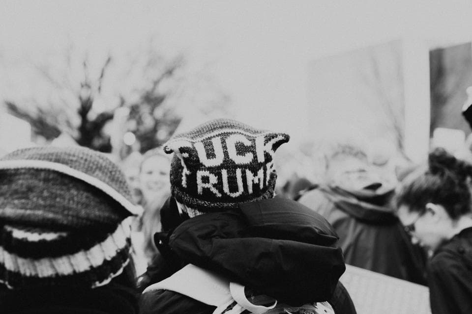 O mulțime la o manifestație, văzută din spate, cu o persoană purtând o căciulă pe care apare textul „LULA”. (Foto ilustrativă: roya ann miller / CC0 1.0, Openverse)