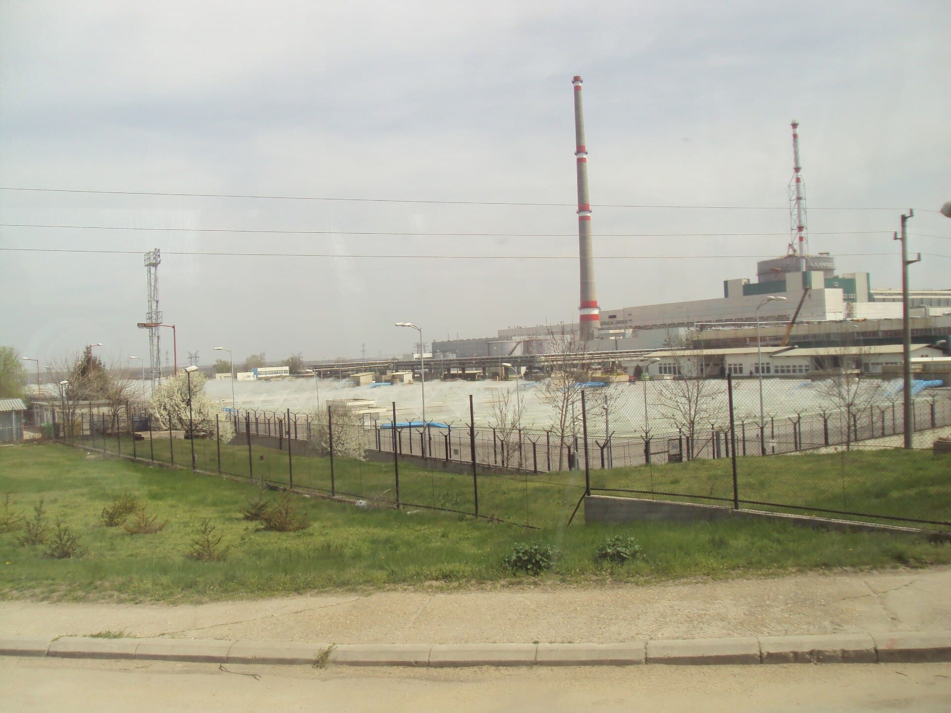 Se vede o centrală nucleară industrială, cu clădiri, coșuri și gard de securitate. (Foto: Vislupus / CC BY-SA 4.0, Wikimedia Commons)