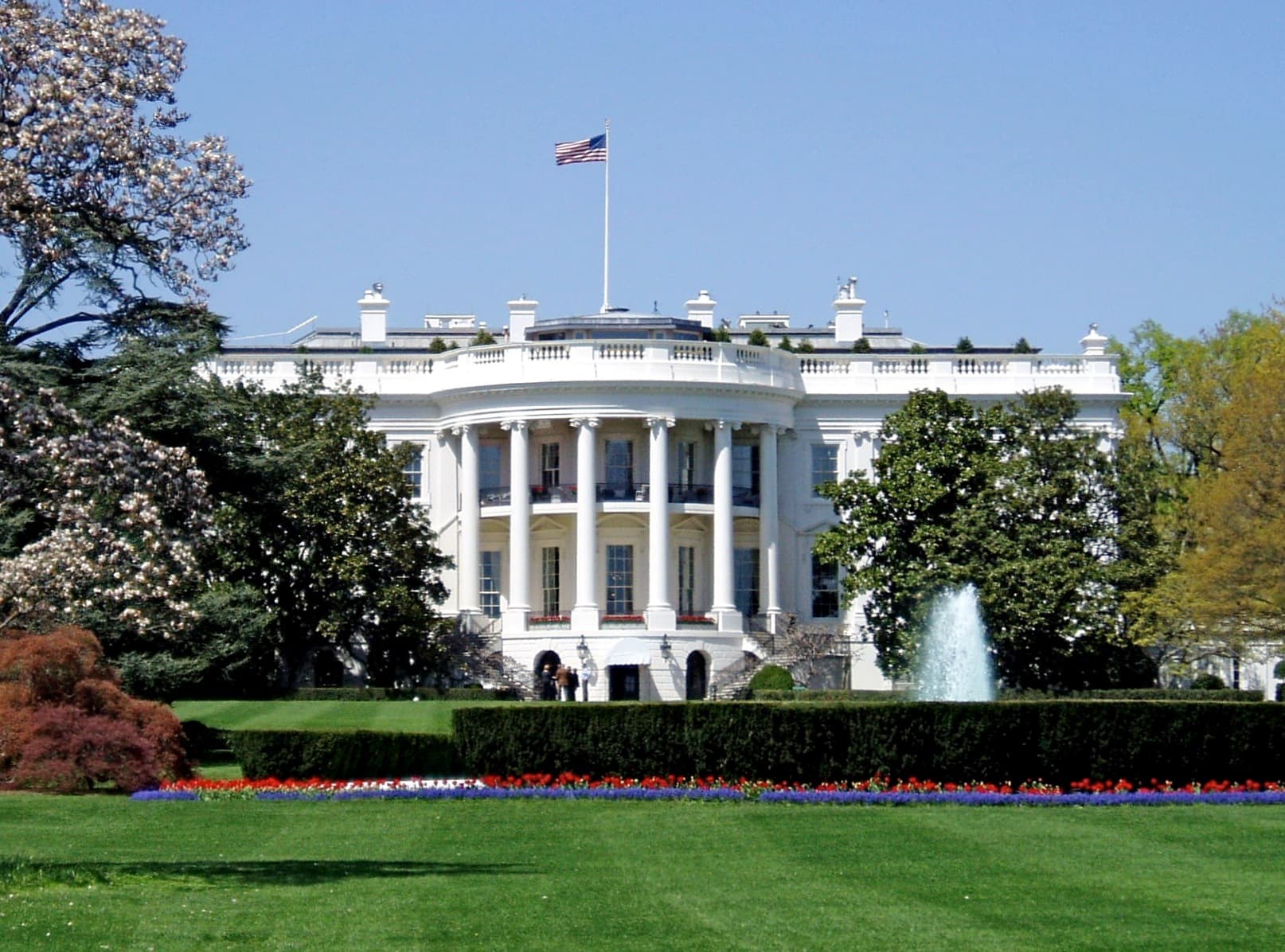 Se vede Casa Albă din Washington, cu steagul SUA și grădinile din față. (Foto: This image or media was taken or created by Matt H. Wade . To see his entire por / CC BY-SA 3.0, Wikimedia Commons)