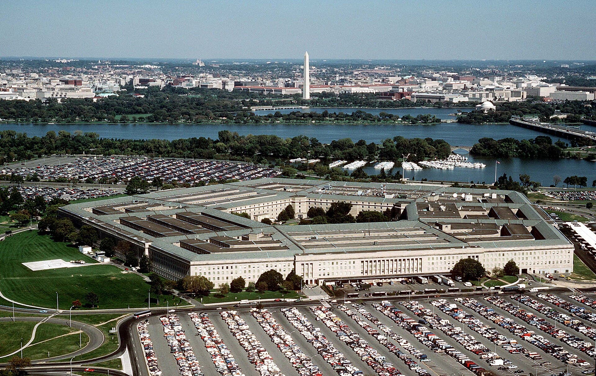 O vedere aeriană a clădirii Pentagonului din Arlington, cu Washington, D.C., în fundal. (Foto: "DoD photo by Master Sgt. Ken Hammond, U.S. Air Force." / Public domain, Wikimedia Commons)