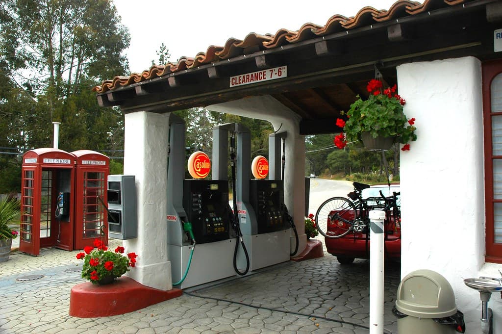 O stație de alimentare cu carburant, cu pompe de combustibil și un autoturism. (Foto de arhivă: Wonderlane / BY 2.0, Openverse)