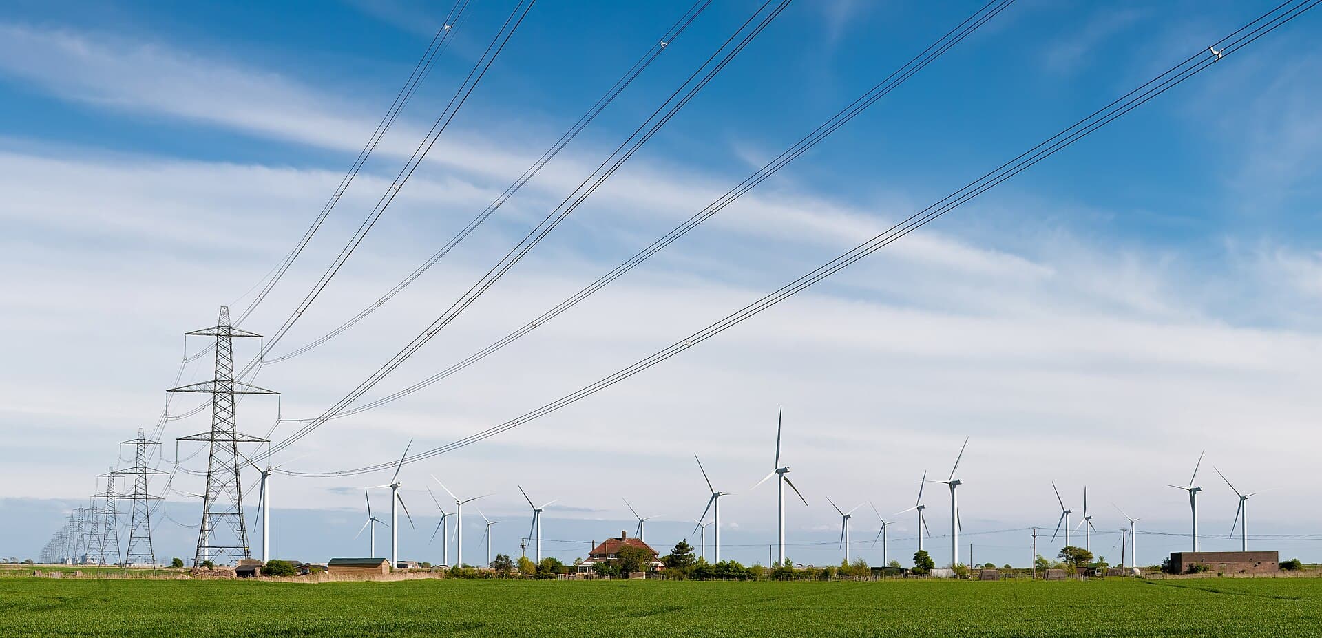 Linii de înaltă tensiune și turbine eoliene într-un peisaj rural (Foto de arhivă: Diliff / CC BY-SA 3.0, Wikimedia Commons)