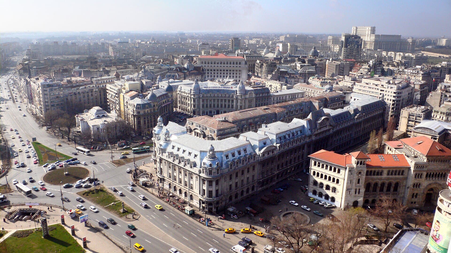Vedere aeriană asupra centrului Bucureștiului, cu clădiri și trafic urban. (Foto: seisdeagosto / CC BY-SA 2.0, Wikimedia Commons)