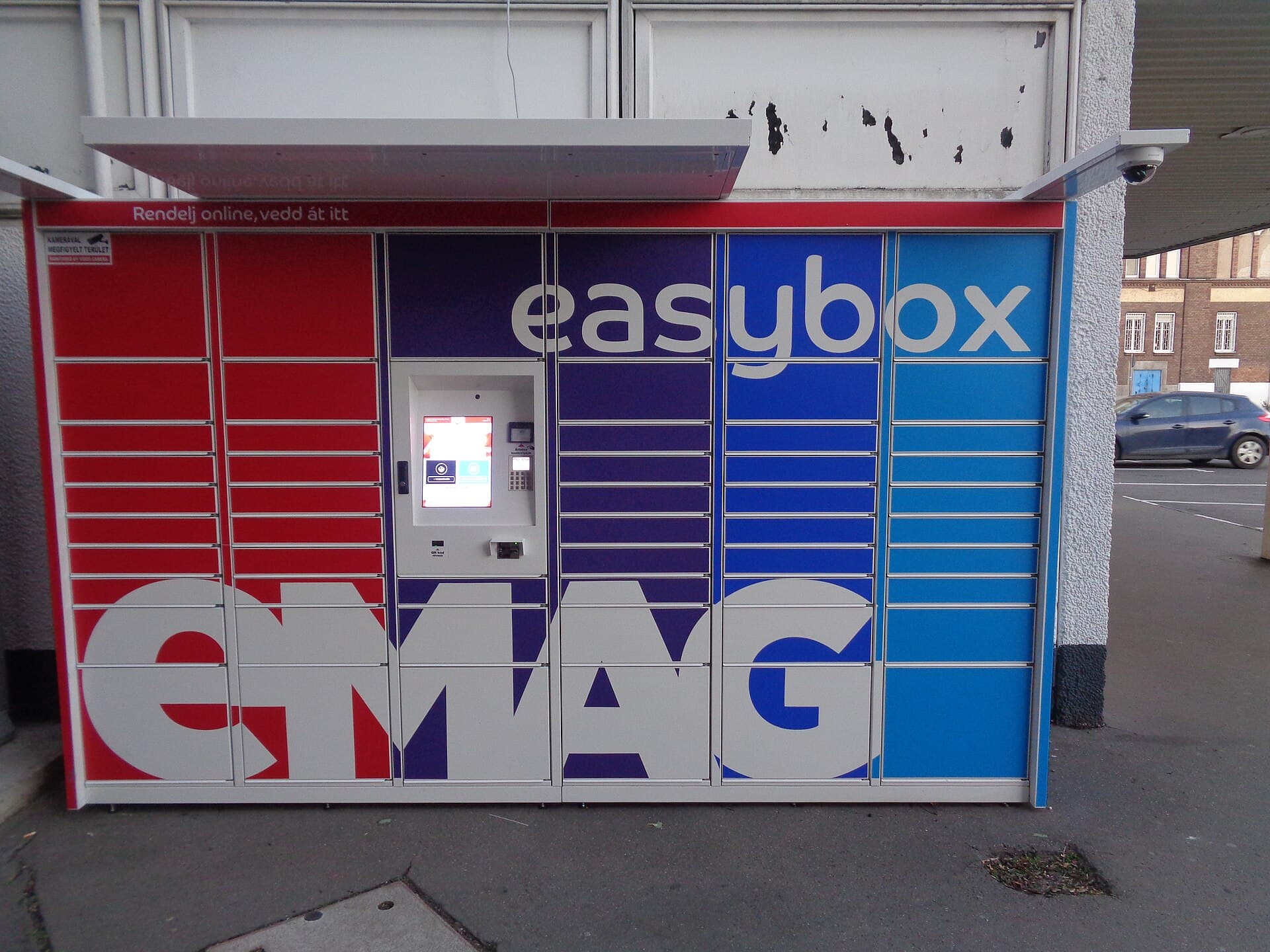 Un easybox eMAG, adică un punct automat de livrare cu brandingul eMAG. (Foto: Sir Morosus / CC BY-SA 4.0, Wikimedia Commons)